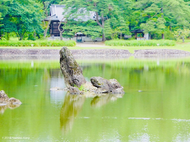 平泉毛越寺浄土庭園の池中立石