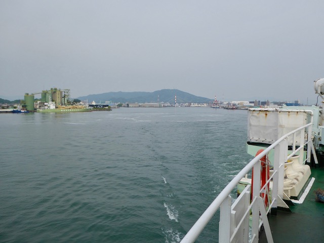 徳島港を出港。眉山も見えます