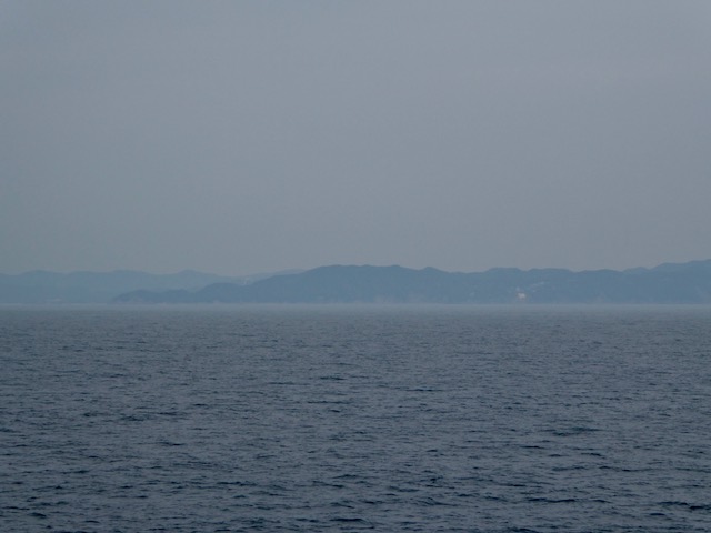 南海フェリーから左手に淡路島が見えます