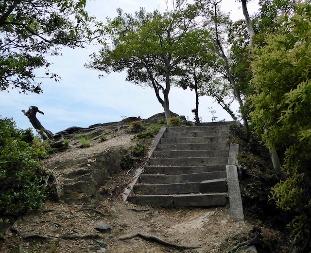 和歌浦の鏡山の頂上へ