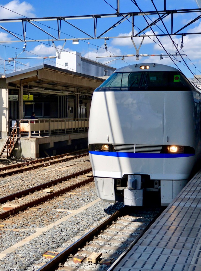 京都駅の0番ホームに到着する特急サンダーバード号