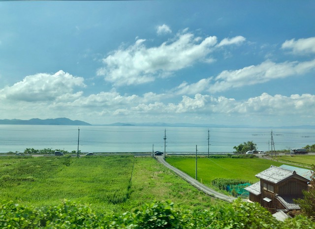 特急サンダーバード号の車窓からずーっと見える琵琶湖の景色