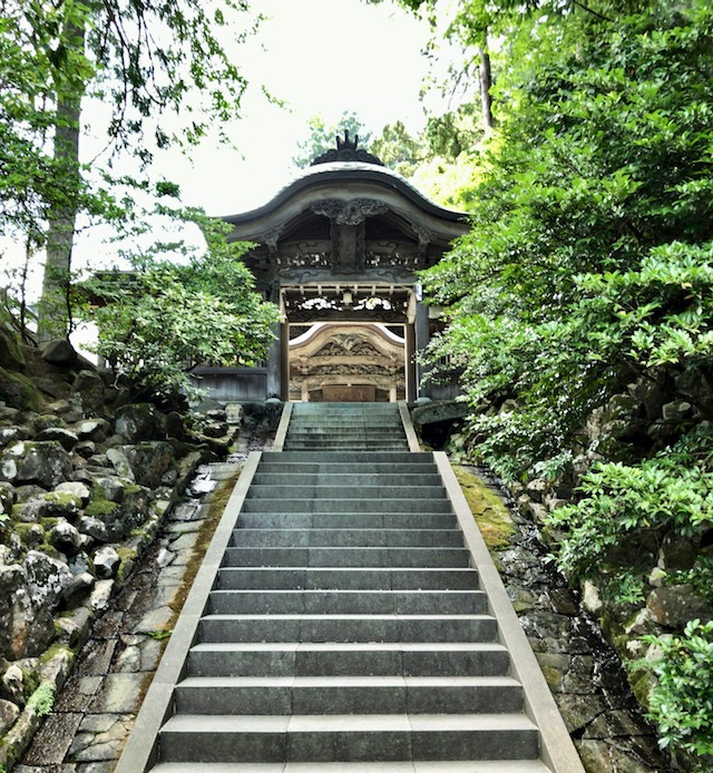 永平寺の法堂への階段の途中に見える承陽殿