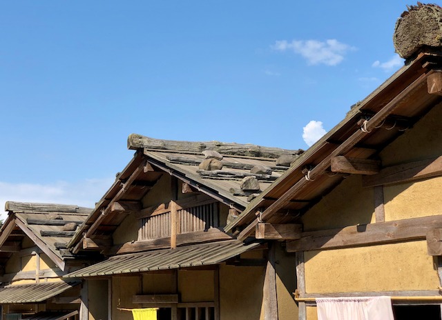 一乗谷朝倉氏遺跡の復原町並の屋根は板屋根
