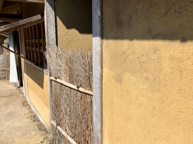 一乗谷朝倉氏遺跡の復原町並の町家の外壁は荒土壁で塗られている
