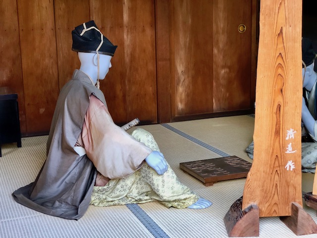 一乗谷朝倉氏遺跡の復原町並の武家屋敷の中では将棋を指す様子が再現されていた