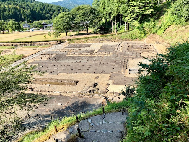 一乗谷の湯殿跡庭園への途中からは朝倉義景館の跡を上から眺めることができる