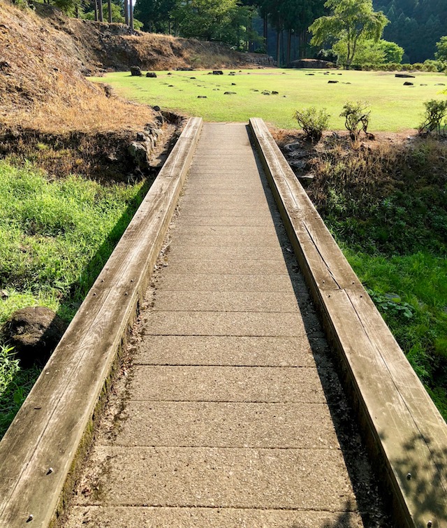 一乗谷朝倉氏遺跡の湯殿跡庭園から中の御殿跡へ向かう途中の谷は橋で渡ります
