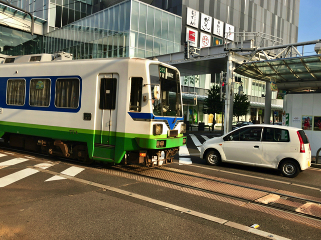 福井駅西口では、福井鉄道という路面電車が走っています