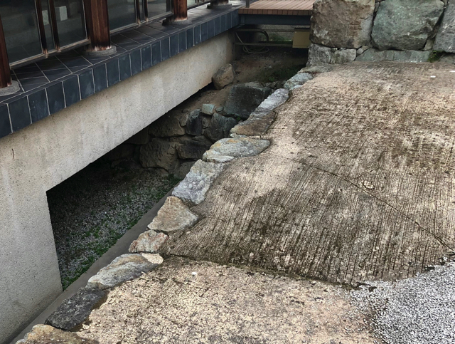 柴田神社の拝殿下には福井城の石垣の遺構がありました
