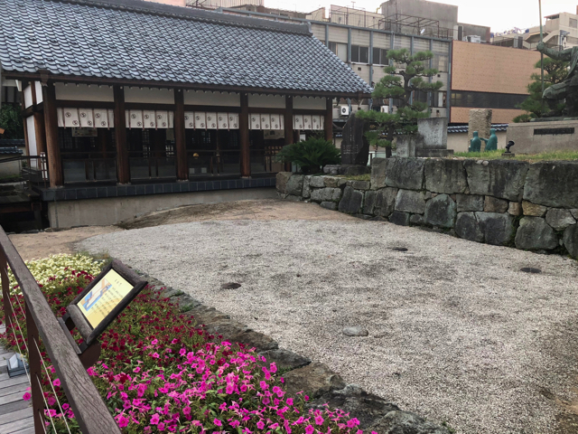北ノ庄城址の柴田勝家像の正面には日向門の礎石の痕跡