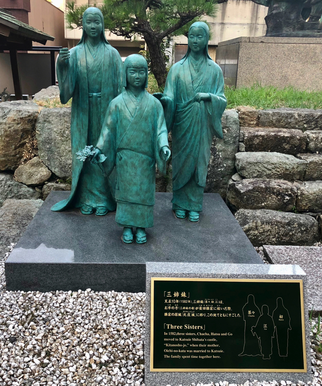 北ノ庄城址に隣接する柴田神社のお市の方の娘の三姉妹像