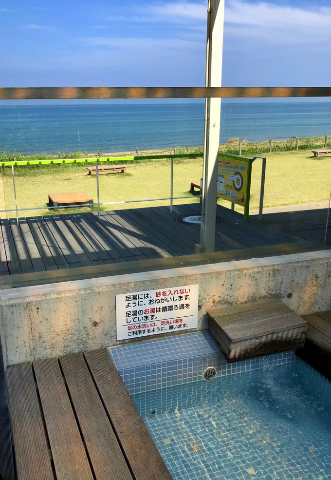 のと里山海道の高松サービスエリアの足湯は海を見ながら入ることができます。