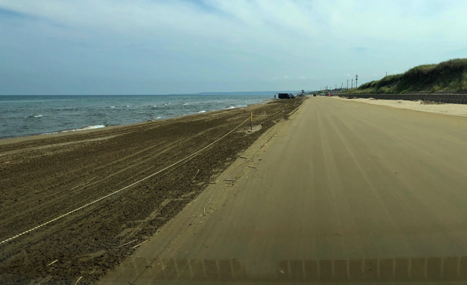 日本で唯一、車で走ることができる砂浜。千里浜なぎさドライブウェイ