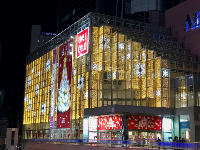 仙台駅前の街はクリスマスの装いで輝いています