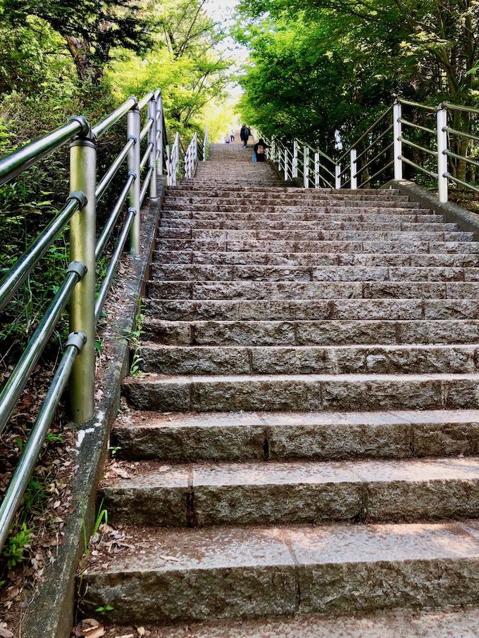新倉山浅間公園の上まで続くキツい階段